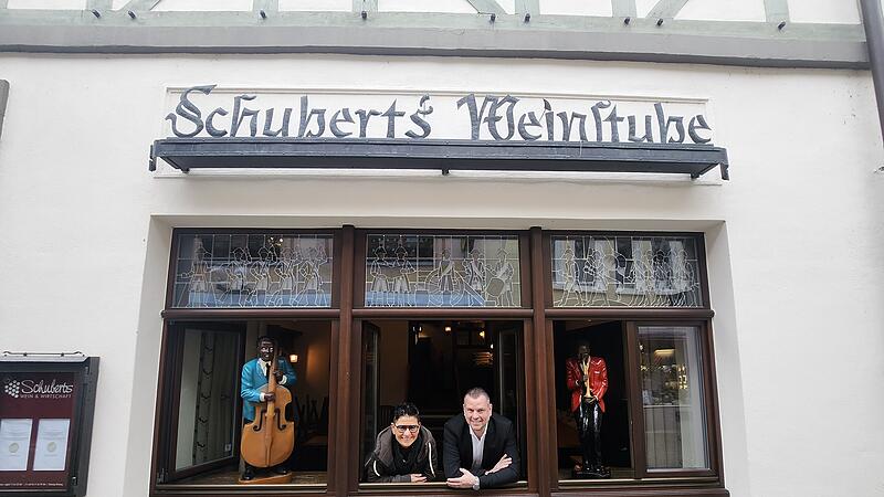 Marika Hoffmann und Toni Schick: Bald zieht die Wirtin ins Haus des Unternehmers. Marika Hoffmann und Toni Schick: Bald zieht die Wirtin ins Haus des Unternehmers.