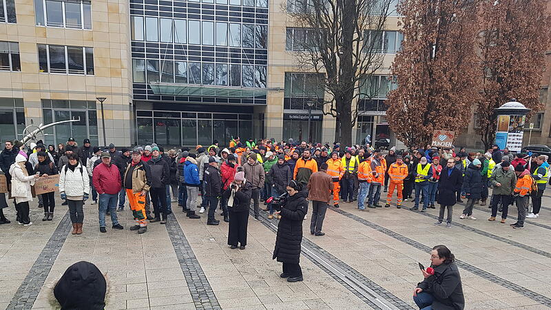 Statt Demo Mahnwache: Nach dem Anschlag in München gedenken die Teilnehmer der Opfer.