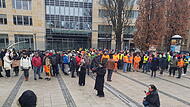 Statt Demo Mahnwache: Nach dem Anschlag in München gedenken die Teilnehmer der Opfer.