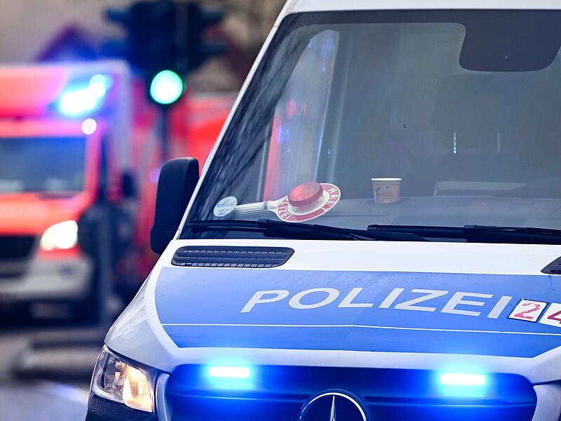 Polizei und Krankenwagen, Symbolbild Polizei und Krankenwagen, Symbolbild