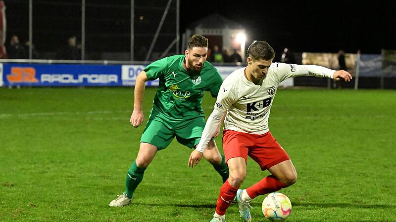 Der Neudrossenfelder Noah Ismail attackiert den Chamer Torsch&uuml;tzen zum 1:0, Bj&ouml;nr Zempelin.