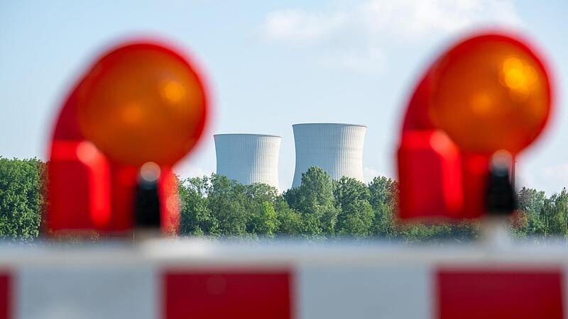 Die Kühltürme in Gundremmingen werden bald fallen. Die Kühltürme in Gundremmingen werden bald fallen.