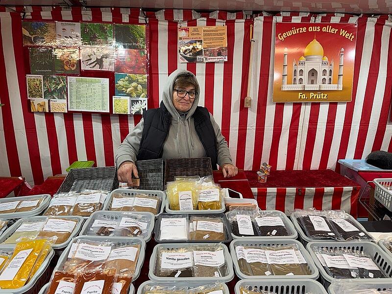 Frida Pr&uuml;tz aus Wiesenttal bietet an ihrem Stand Gew&uuml;rze aus aller Welt an.