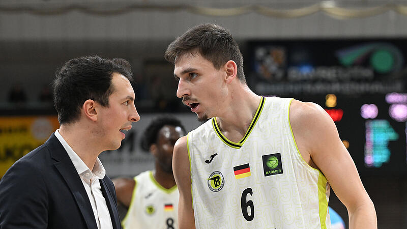 Sport Basketball 2. Bundesliga PROA Saison 2025 / 2026  15. Spieltag  am Samstag  27.12.2025 Spielort  Bayreuth Oberfrankenhalle   Spielbeginn 19.00 h   BBC Bayreuth gegen Uni Baskets M&uuml;nster Halbzeitergebnis 46:36  Endstand 83:82 n.V. Lukas HOFER traine