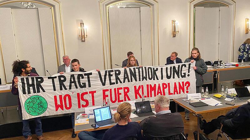 F&uuml;r eine f&uuml;nfmin&uuml;tige Unterbrechung der Bamberger Stadtratssitzung sorgten am Mittwochnachmittag Aktivisten der Fridays-for-Future-Ortsgruppe Bamberg. Sie fordern schnellen und   effektiven Klimaschutz in der Kommunalpolitik und u. a. einen Ausbau...