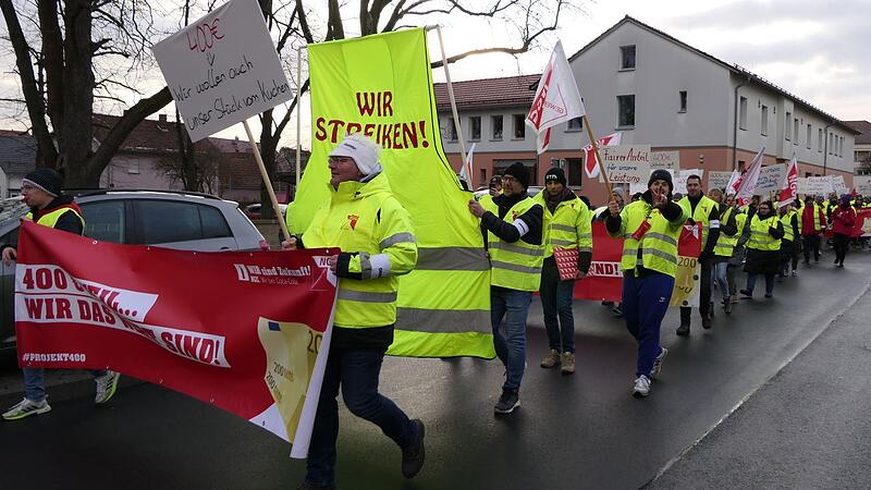 Nach Angaben der Gewerkschaft marschierten rund 250 Coca-Cola-Mitarbeiter durch Knetzgau. Nach Angaben der Gewerkschaft marschierten rund 250 Coca-Cola-Mitarbeiter durch Knetzgau.