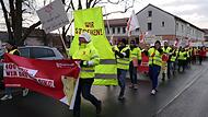 Nach Angaben der Gewerkschaft marschierten rund 250 Coca-Cola-Mitarbeiter durch Knetzgau. Nach Angaben der Gewerkschaft marschierten rund 250 Coca-Cola-Mitarbeiter durch Knetzgau.