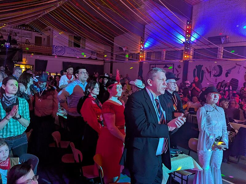 H&ouml;chste politische Promi-Dichte (vorne MdB Andreas Schwarz) nach dem BRK-Ball am Samstag am Tag darauf bei den &bdquo;Gaaskeesern&ldquo;.