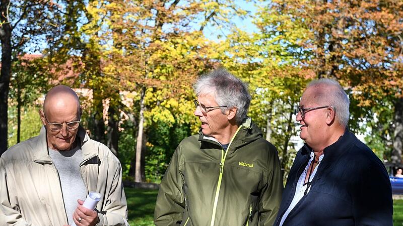 Waldemar Naperkowski (links) ist der Sprecher des Betroffenenbeirats, dem auch Hans Dull (rechts) angehört. Bernd Fricke berät das Gremium. Waldemar Naperkowski (links) ist der Sprecher des Betroffenenbeirats, dem auch Hans Dull (rechts) angehört. Bernd Fricke berät das Gremium.