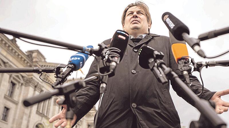 Maximilian Krah, AfD-Spitzenkandidat zur Europawahl, in Erkl&auml;rungsnot: Einer seiner Mitarbeiter sitzt inzwischen in Untersuchungshaft.