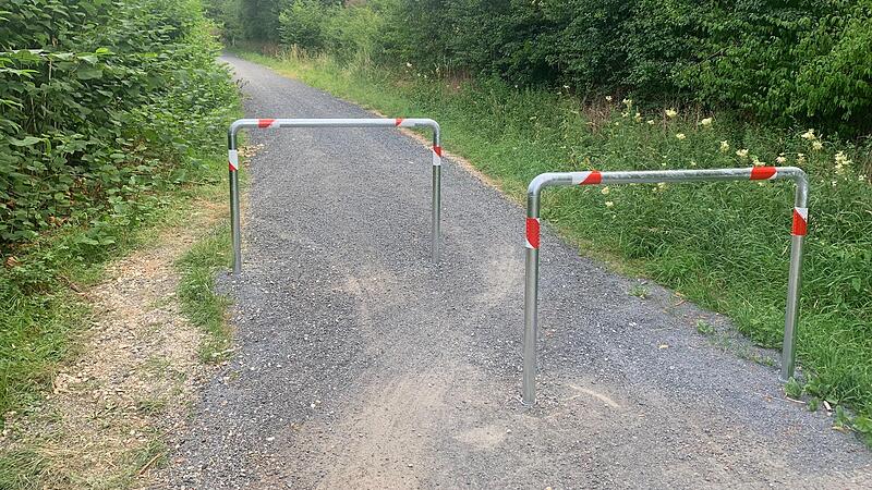 Auf dem Geh- und Radweg, der von der Stadtautobahn-Anschlussstelle &bdquo;Gaudlitz&ldquo; in Richtung Lokschuppen verl&auml;uft, wurden Absperrb&uuml;gel errichtet.