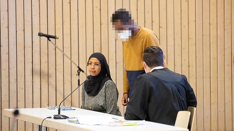 Dolmetscherin Fatuma Osman Schinz  und Verteidiger Hanjo Schrepfer im Verlauf der Verhandlung  mit dem Angeklagten Abdirahman J.