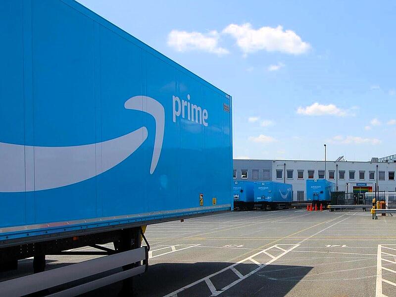 Der US-Handelsriese Amazon will wie so viele Konzerne Stellen abbauen. Auch an den deutschen Standorten wie etwa in Eggolsheim fragen sich nun die Beschäftigten, ob sie in Sorge sein müssen.