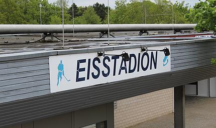Die Eisaufbereitung im Eisstadion H&ouml;chstadt am Kieferndorfer Weg verz&ouml;gert sich.