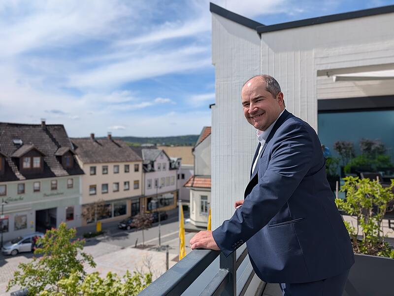 Die Aussicht könnte schlechter sein: Dominik W. Heike steht auf der Dachterasse, direkt neben seinem OB-Zimmer. Die Aussicht könnte schlechter sein: Dominik W. Heike steht auf der Dachterasse, direkt neben seinem OB-Zimmer.