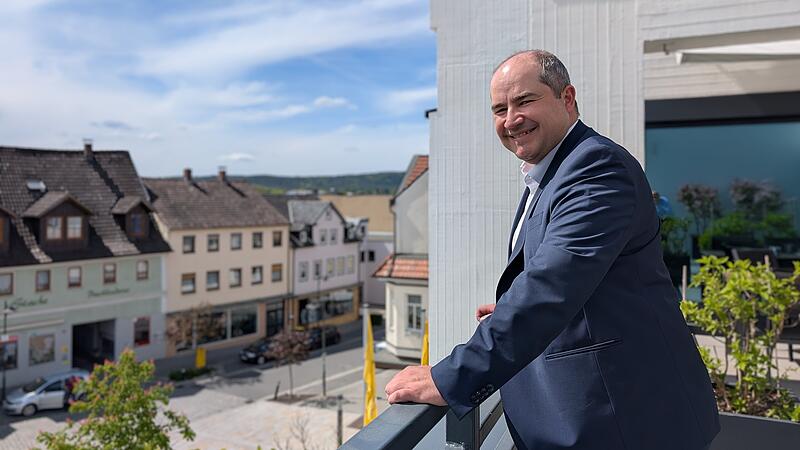 Die Aussicht k&ouml;nnte schlechter sein: Dominik W. Heike steht auf der Dachterasse, direkt neben seinem OB-Zimmer.