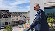 Die Aussicht k&ouml;nnte schlechter sein: Dominik W. Heike steht auf der Dachterasse, direkt neben seinem OB-Zimmer.