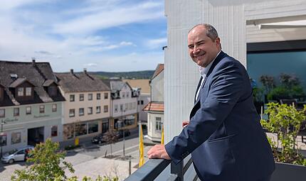 Die Aussicht k&ouml;nnte schlechter sein: Dominik W. Heike steht auf der Dachterasse, direkt neben seinem OB-Zimmer.