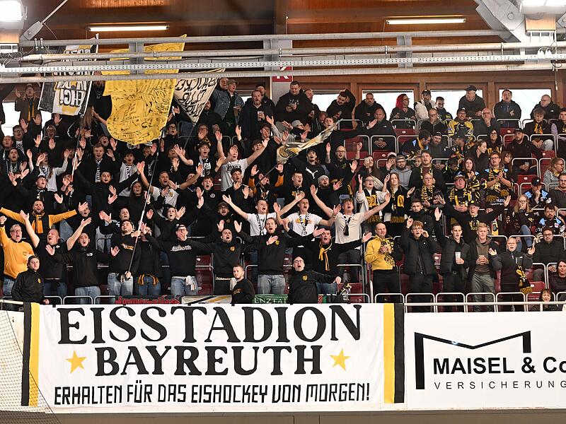 Sport Eishockey Saison 2026 / 2027 Landesliga 01. Spieltag am Samstag 10.10.2026 Spielort Kunsteisstadion Bayreuth Spielbeginn 17.00 h  EHC Bayreuth gegen EV Pegnitz "Ice Dogs"  Endergebnis 3:5 (1:3; 0:1; 2:1) Trib&uuml;ne Fans ZuschauerEishockey Landesliga Er&ouml;ffnungsspiel EHC Bayreuth - EV Pegnitz