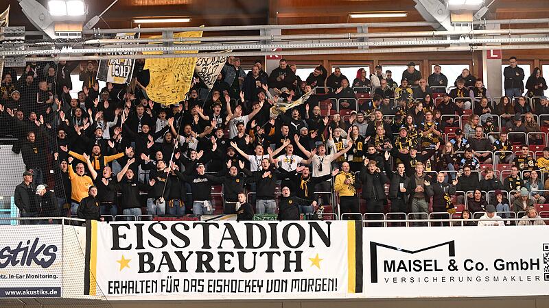 Sport Eishockey Saison 2026 / 2027 Landesliga 01. Spieltag am Samstag 10.10.2026 Spielort Kunsteisstadion Bayreuth Spielbeginn 17.00 h  EHC Bayreuth gegen EV Pegnitz "Ice Dogs"  Endergebnis 3:5 (1:3; 0:1; 2:1) Trib&uuml;ne Fans ZuschauerEishockey Landesliga Er&ouml;ffnungsspiel EHC Bayreuth - EV Pegnitz
