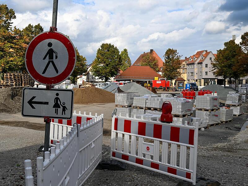 Eines der größten Sorgenkinder der Forchheimer Einzelhändler: Die Baustelle am Paradeplatz.Forchheim & Fränkische Schweiz Eines der größten Sorgenkinder der Forchheimer Einzelhändler: Die Baustelle am Paradeplatz.Forchheim & Fränkische Schweiz