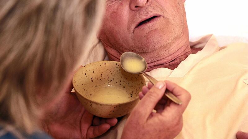 Arbeitnehmer sollen bei einem plötzlichen Pflegefall in der Familie künftig zehn Tage lang bezahlt im Job pausieren können. Arbeitnehmer sollen bei einem plötzlichen Pflegefall in der Familie künftig zehn Tage lang bezahlt im Job pausieren können.