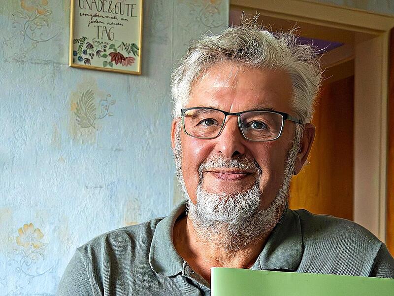Karl K&ouml;rber pr&auml;sentiert seine Ortschronik &bdquo;Geschichtliches aus Bieberbach&ldquo;.