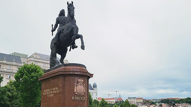 R&aacute;k&oacute;czi-Figur beim Parlament in Budapest