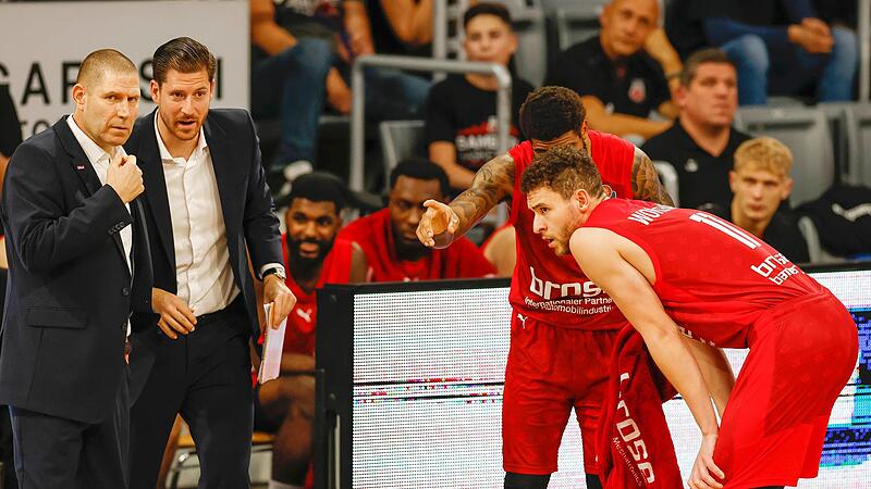 Viel Gesprächsbedarf. Während hinten Headcoach Oren Amiel (links) mit seinem Co-Trainer Mate Jakab spricht, stecken vorne Justin Wright-Foreman und Kevin Wohlrath (rechts) die Köpfe zusammen.
