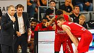 Viel Gesprächsbedarf. Während hinten Headcoach Oren Amiel (links) mit seinem Co-Trainer Mate Jakab spricht, stecken vorne Justin Wright-Foreman und Kevin Wohlrath (rechts) die Köpfe zusammen.