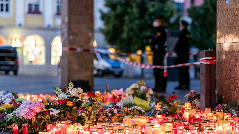 Ein Meer aus Blumen und Kerzen: So sah es vor dem Tatort wenige Tage nach der Tat aus. Ein Meer aus Blumen und Kerzen: So sah es vor dem Tatort wenige Tage nach der Tat aus.