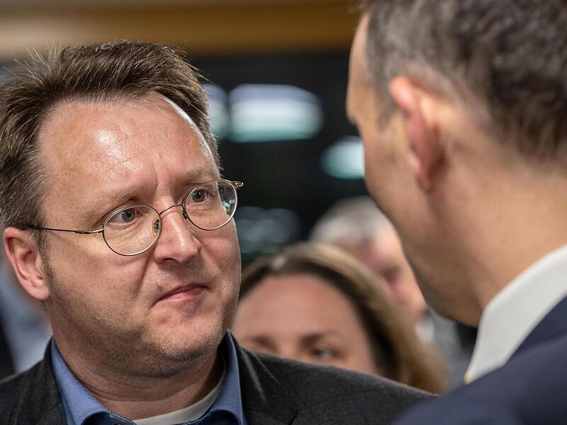 Sonnebergs Landrat, Robert Sesselmann (AfD), im Gespräch mit Sonnebergs Vizebürgermeister Christian Dressel (parteilos) beim Stehempfang der Stadt Neustadt (von links). Sonnebergs Landrat, Robert Sesselmann (AfD), im Gespräch mit Sonnebergs Vizebürgermeister Christian Dressel (parteilos) beim Stehempfang der Stadt Neustadt (von links).