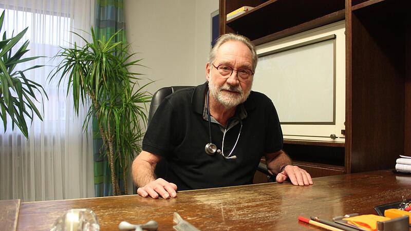 Einen wei&szlig;en Kittel hat er nie getragen, weil das Distanz schaffe, sagt er.