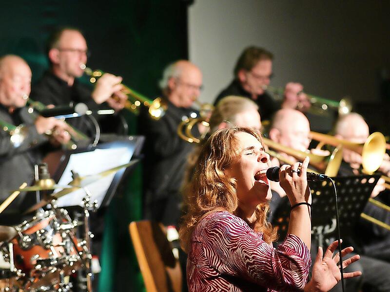 „Kultur unterm Dach“: Die bayerische Lehrer Bigband mit Sängerin Gisela Röthel trumpfte bei der großen Bigband-Nacht auf.