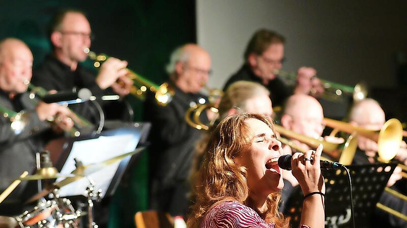 „Kultur unterm Dach“: Die bayerische Lehrer Bigband mit Sängerin Gisela Röthel trumpfte bei der großen Bigband-Nacht auf.