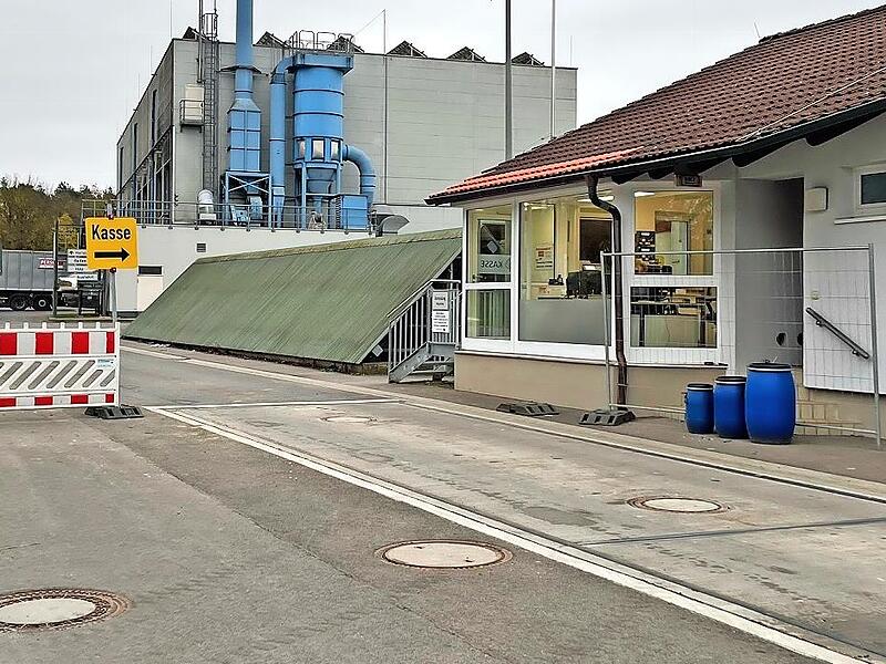 Nicht nur im Abfallzentrum wird für die thermische Behandlung des Mülls zur Kasse gebeten, auch die Gebühren für den Hausmüll werden in nächster Zeit in die Höhe schnellen. Nicht nur im Abfallzentrum wird für die thermische Behandlung des Mülls zur Kasse gebeten, auch die Gebühren für den Hausmüll werden in nächster Zeit in die Höhe schnellen.