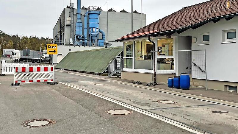 Nicht nur im Abfallzentrum wird für die thermische Behandlung des Mülls zur Kasse gebeten, auch die Gebühren für den Hausmüll werden in nächster Zeit in die Höhe schnellen. Nicht nur im Abfallzentrum wird für die thermische Behandlung des Mülls zur Kasse gebeten, auch die Gebühren für den Hausmüll werden in nächster Zeit in die Höhe schnellen.