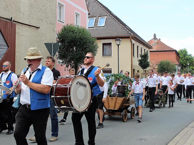 Der Kirchweih-Umzug mit der M&ouml;nchherrnsdorfer Blasmusik bildete einen der Kirchweih-H&ouml;hepunkte.