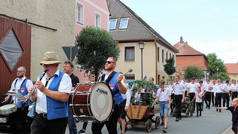 Der Kirchweih-Umzug mit der M&ouml;nchherrnsdorfer Blasmusik bildete einen der Kirchweih-H&ouml;hepunkte.
