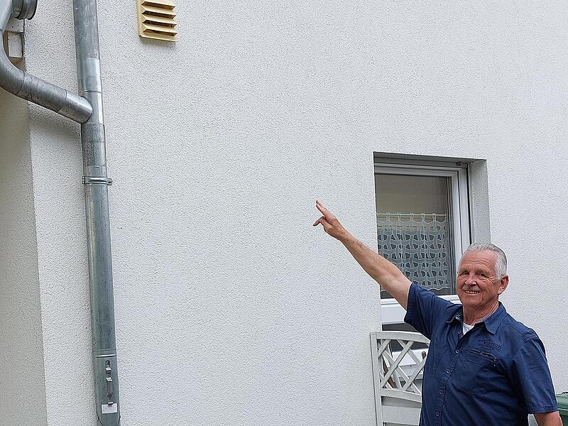 Reinhard Wolf zeigt auf die Au&szlig;enklappe des Dunstabzugsschachts, in dem die Blaumeisen gebr&uuml;tet haben.Forchheim & Fr&auml;nkische Schweiz
