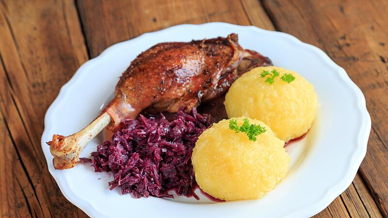 Sieht lecker aus, wird aber mehr und mehr zu einer kostspieligen Angelegenheit: In vielen Lokalen im Coburger Land durchbricht die Portion Gänsebrust mit Blaukraut und Klößen erstmals die 20-Euro-Schallmauer. Sieht lecker aus, wird aber mehr und mehr zu einer kostspieligen Angelegenheit: In vielen Lokalen im Coburger Land durchbricht die Portion Gänsebrust mit Blaukraut und Klößen erstmals die 20-Euro-Schallmauer.