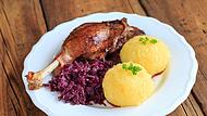 Sieht lecker aus, wird aber mehr und mehr zu einer kostspieligen Angelegenheit: In vielen Lokalen im Coburger Land durchbricht die Portion Gänsebrust mit Blaukraut und Klößen erstmals die 20-Euro-Schallmauer. Sieht lecker aus, wird aber mehr und mehr zu einer kostspieligen Angelegenheit: In vielen Lokalen im Coburger Land durchbricht die Portion Gänsebrust mit Blaukraut und Klößen erstmals die 20-Euro-Schallmauer.
