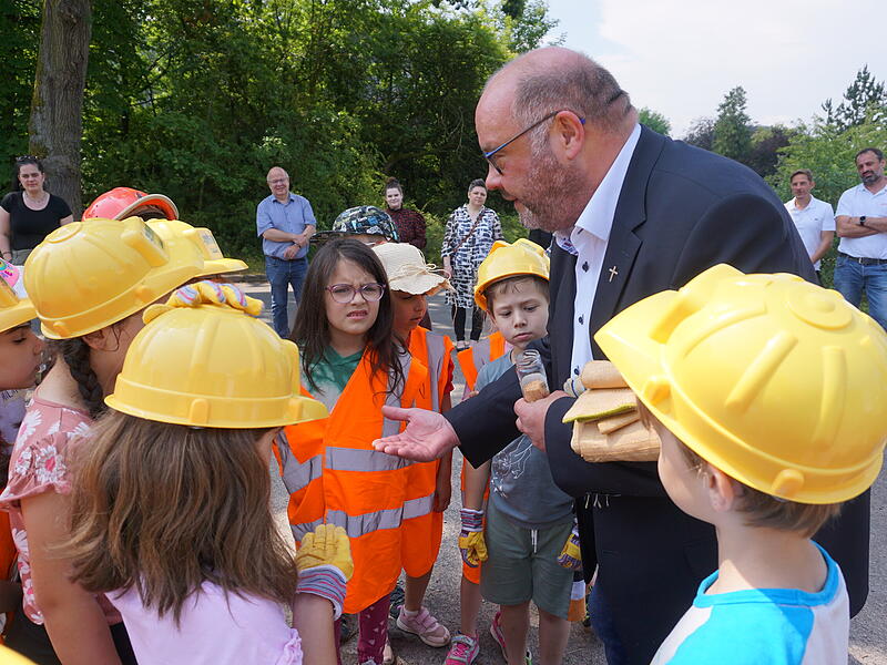 Pfarrer Gerd Greier und die Kindergartenkinder.