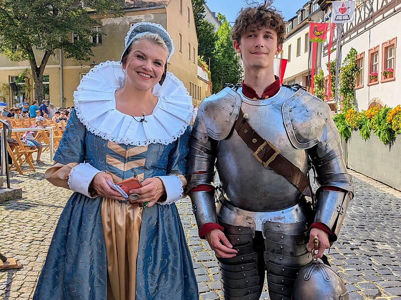 Heimatspiel-Vereinsvorsitzende Claudia Kind als Appolone Vait, Ehefrau des Oberb&uuml;rgermeisters, und Felix Johannes als Michael Stapf, Kommandant des J&ouml;rgentors.