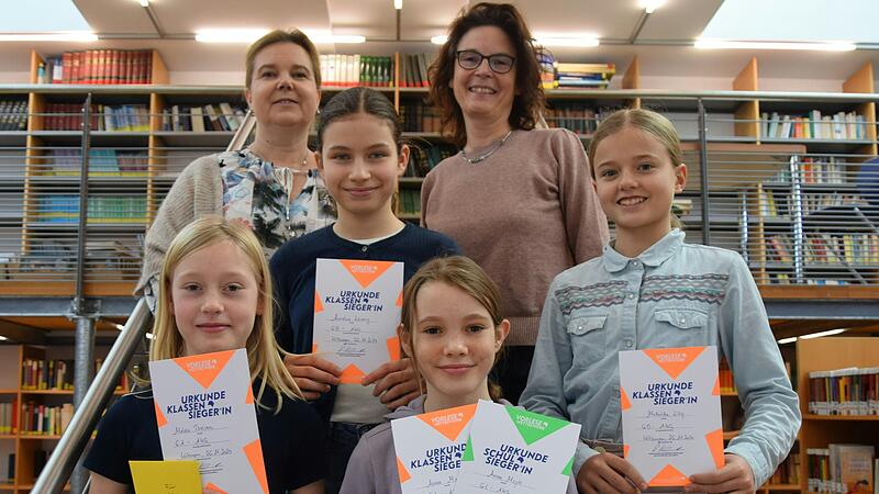 Die Preistr&auml;gerinnen des Vorlesewettbewerbs sind stolz auf ihre Leistungen. Lehrerin Claudia Oerter-Ro&szlig; und Schulleiterin Kristina Kurz freuen sich mit ihnen.