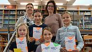 Die Preistr&auml;gerinnen des Vorlesewettbewerbs sind stolz auf ihre Leistungen. Lehrerin Claudia Oerter-Ro&szlig; und Schulleiterin Kristina Kurz freuen sich mit ihnen.