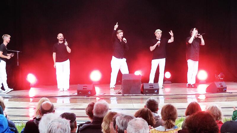 &bdquo;Viva Voce&ldquo; hat das Publikum in Bad Staffelstein trotz des durchwachsenen Wetters mit ihrer &bdquo;Stimmakrobatik&ldquo; begeistert.