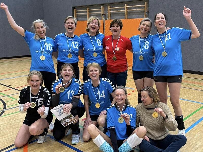 Unser Bild zeigt die erfolgreiche Hammelburger &Uuml;54-Damenmannschaft mit (hinten, von links) Silke Stopper, Sandra Oschmann, Sigi Niemczyk, Kerstin Szyska, Beate Liebschner und Sandi B&ouml;hm sowie (vorne, von links) Ute Neumann-Schmidt, Vilma Bindrum, ...