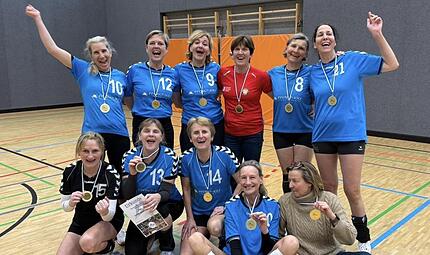 Unser Bild zeigt die erfolgreiche Hammelburger &Uuml;54-Damenmannschaft mit (hinten, von links) Silke Stopper, Sandra Oschmann, Sigi Niemczyk, Kerstin Szyska, Beate Liebschner und Sandi B&ouml;hm sowie (vorne, von links) Ute Neumann-Schmidt, Vilma Bindrum, ...
