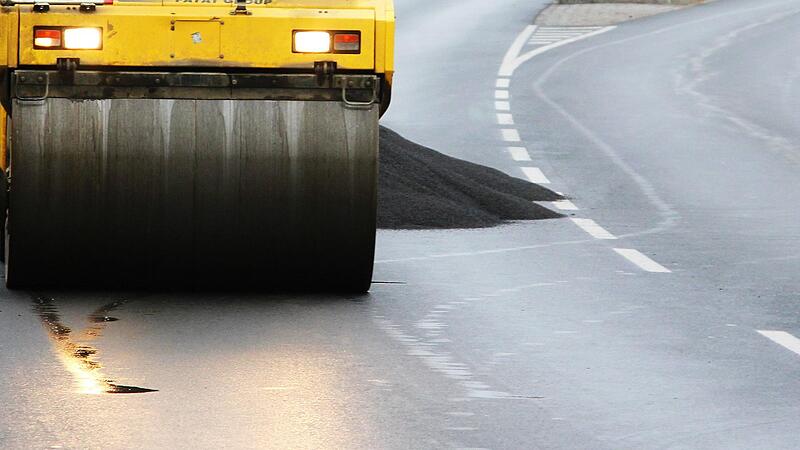 Es ist heuer ein vertrautes Bild auf den Stra&szlig;en im Landkreis Ha&szlig;berge: Die &bdquo;Dampfwalzen&ldquo; rollen &hellip;